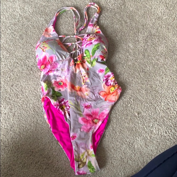 One Piece - Picture 1 of 2